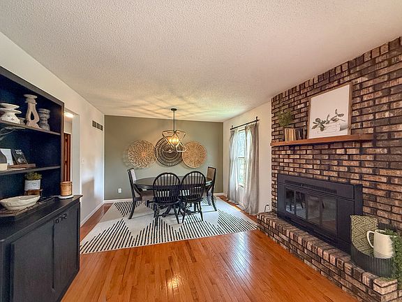 5th image of 150 S Hickory Ln