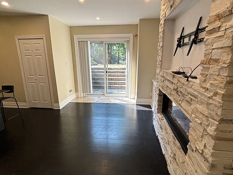 81 Chestnut Hills Pkwy #LOWER — Photo 9
