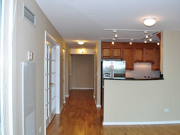 2nd image of 345 N Lasalle St APT 3402