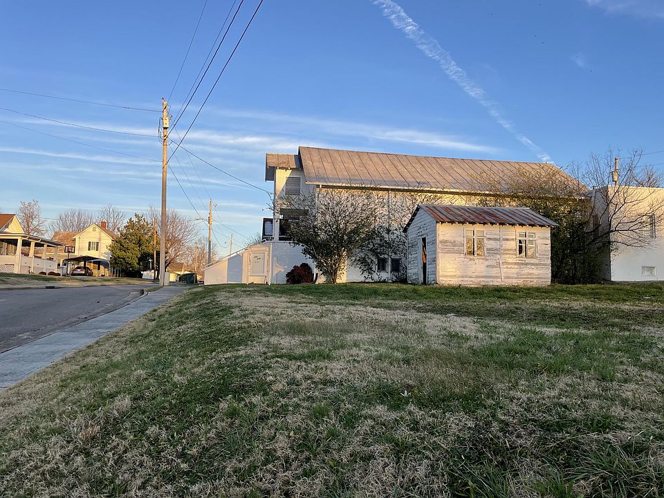 2nd image of 608 S Lynn Ave