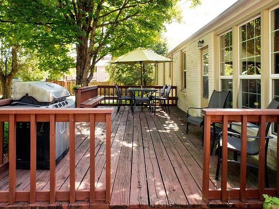 Deck, great for entertaining