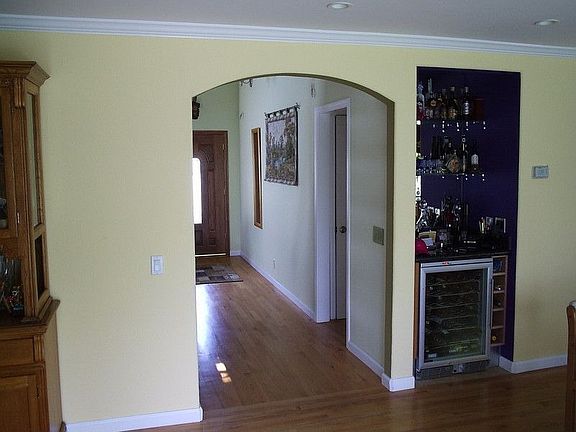 4th image of 883 Polaris Ave