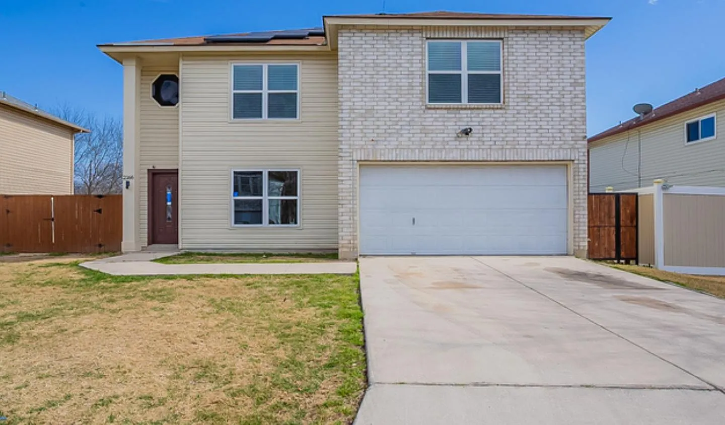Charming 5-Bedroom Home in a Prime San Antonio Location! — Photo 1
