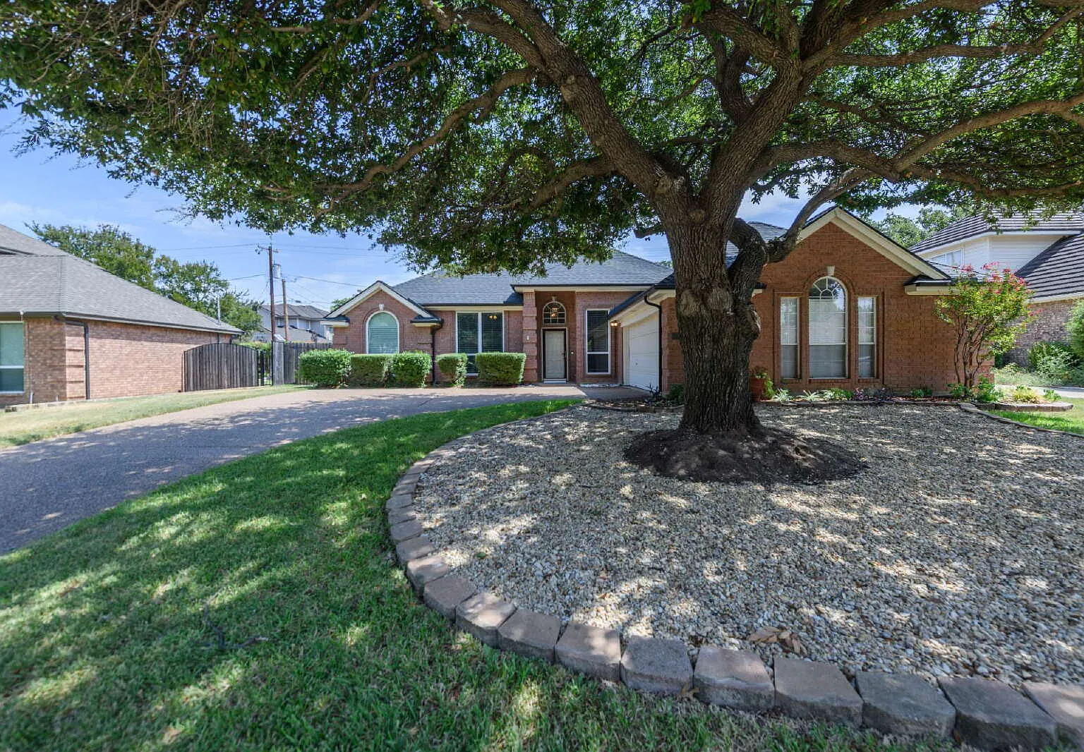 3 bed, 2.0 bath, 2097 sqft, $2,850 — Photo 1