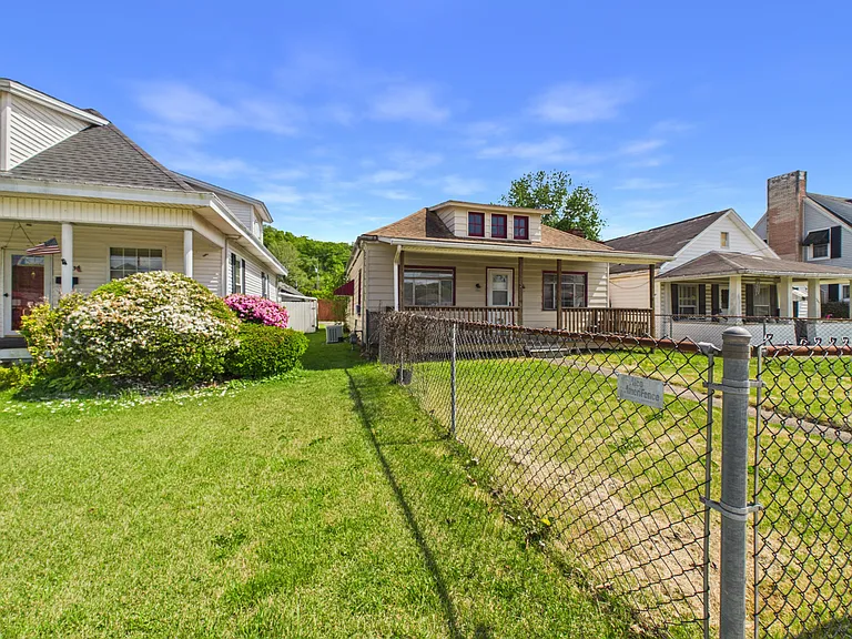 305 S Chelsea St — Photo 1