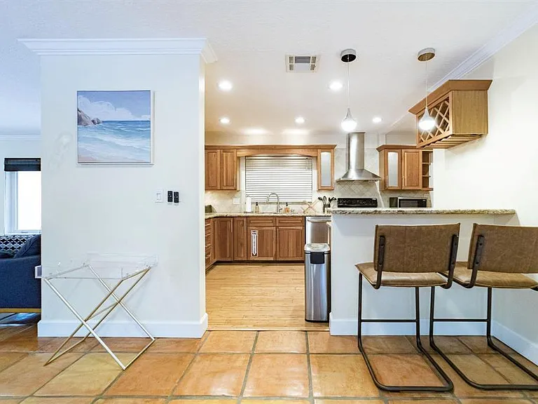 2101 NE 15th St — Photo 13