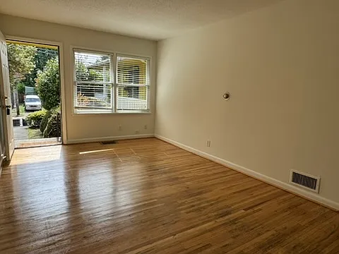 2 bed, 800 sqft, $2,100 — Photo 4