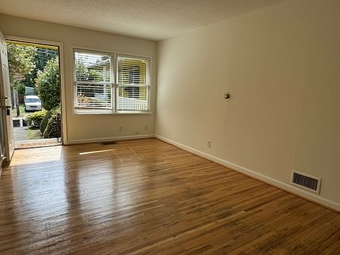 4th image of 907 N Albina Ave #907