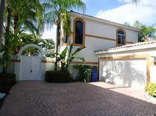 980 Bel Aire Dr, Hollywood, FL 33027