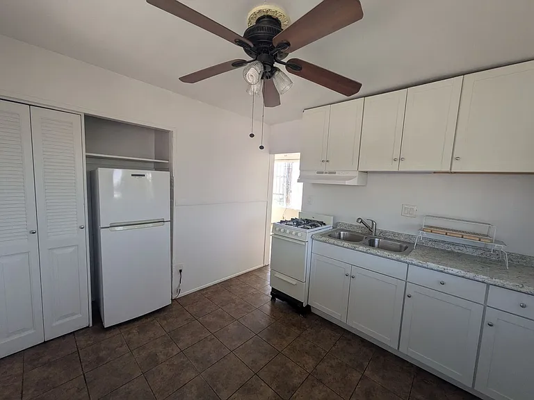 661 S Lilac Ave — Photo 8
