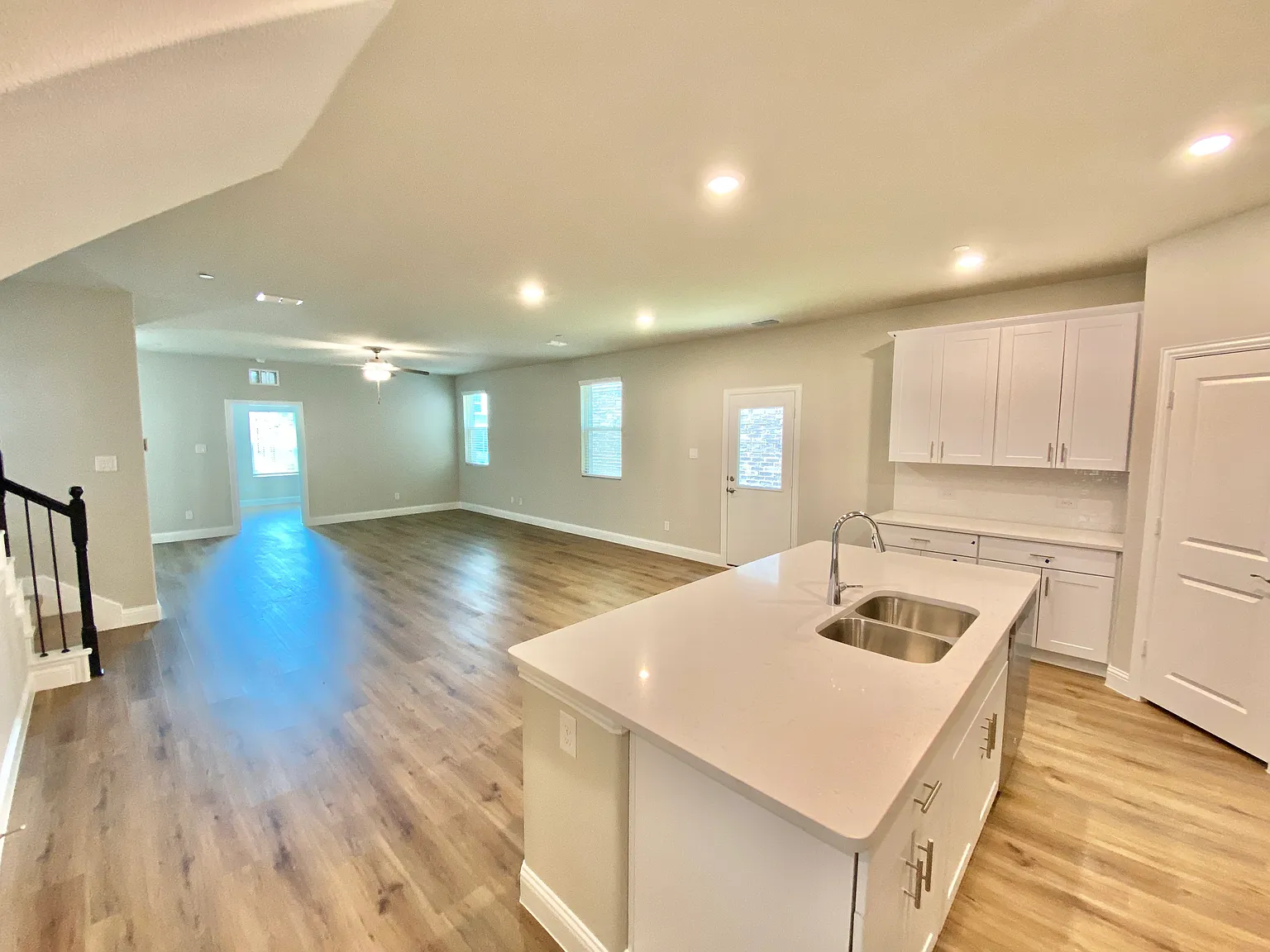 3 bed, 2.5 bath, 2411 sqft, $2,700 — Photo 3