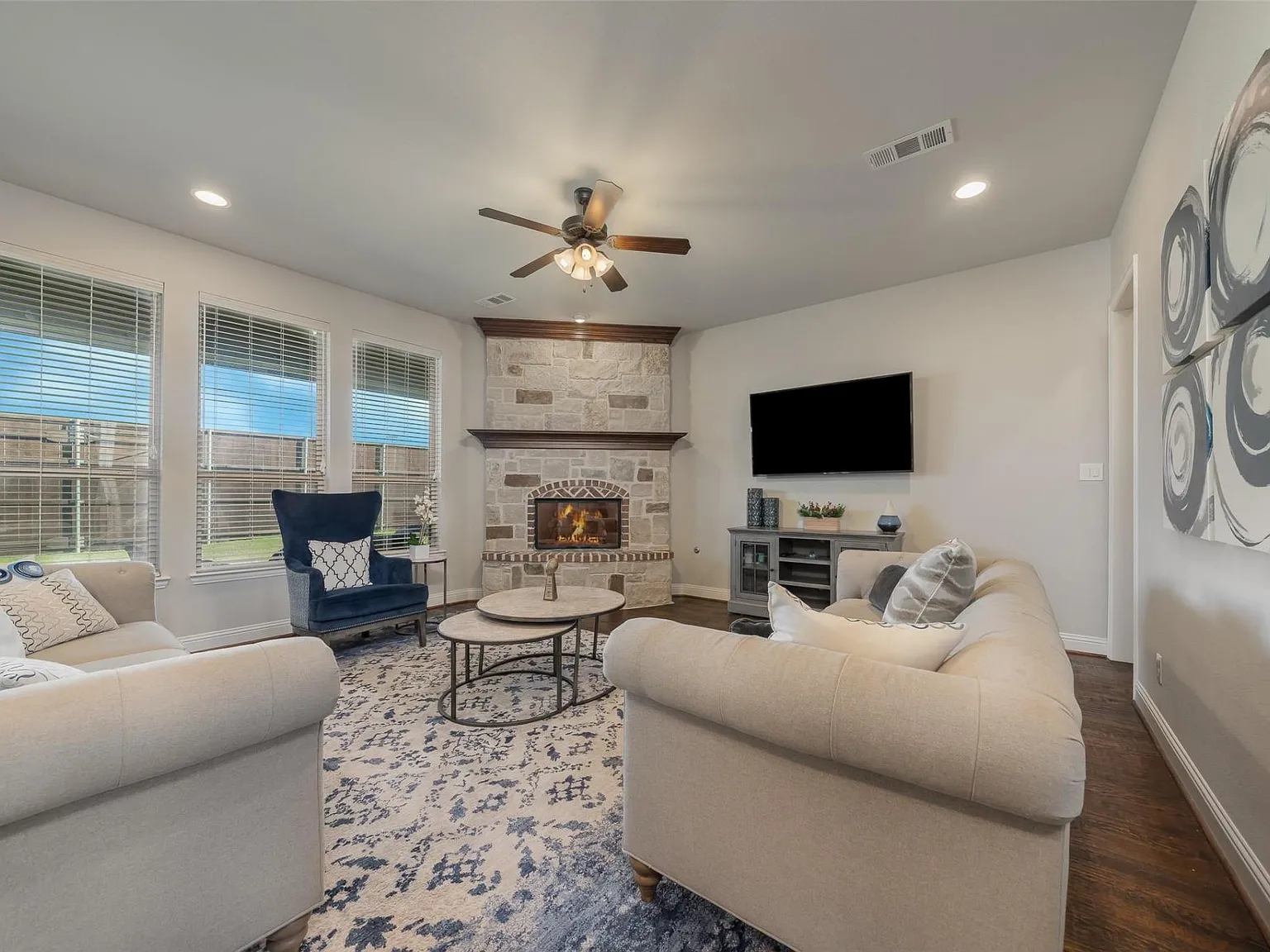 5 bed, 3934 sqft, $4,495 — Photo 1