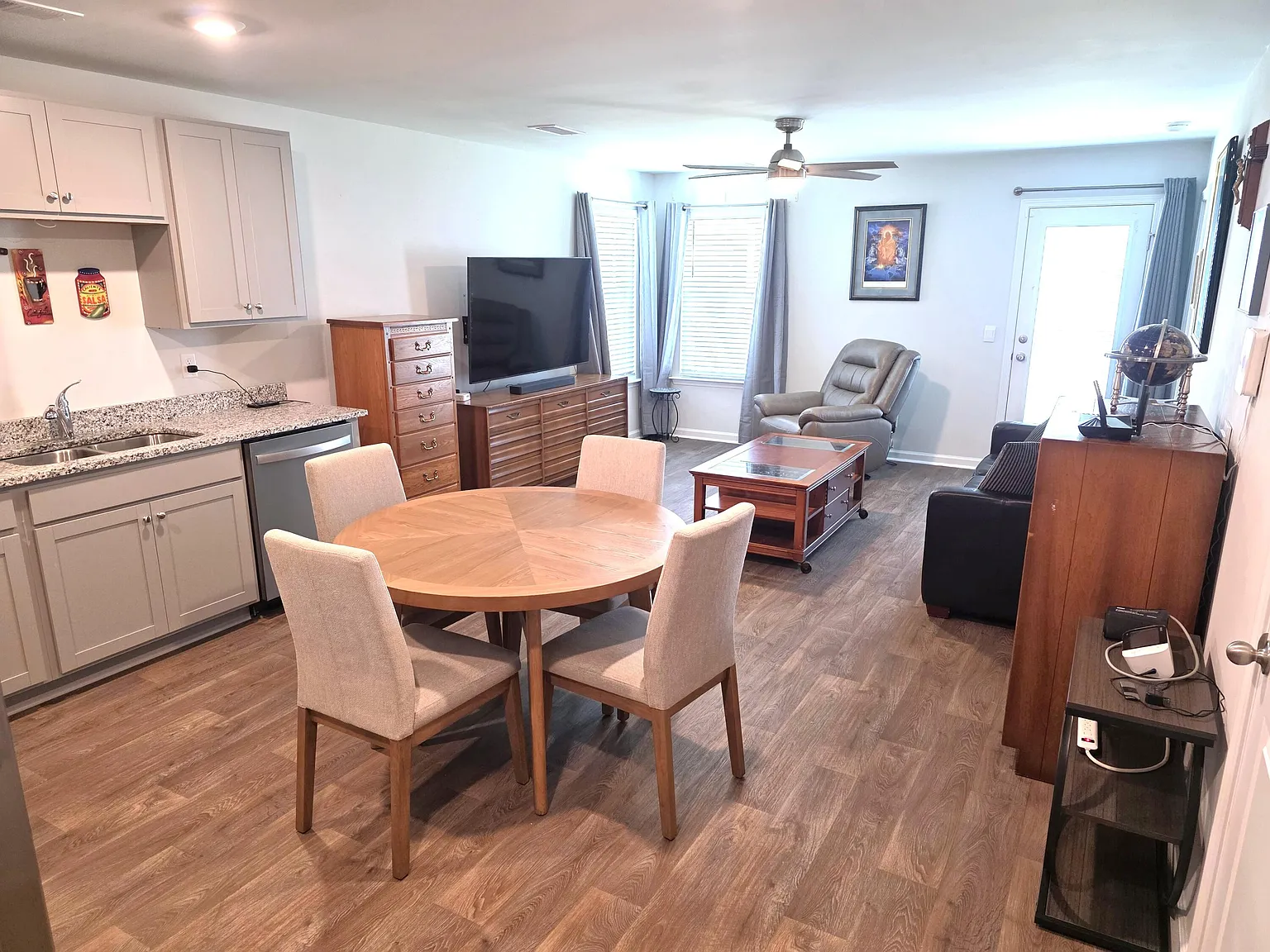 3 bed, 2.0 bath, 1183 sqft, $2,000 — Photo 2