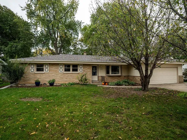 10849 W Derby AVENUE, Wauwatosa, WI 53225