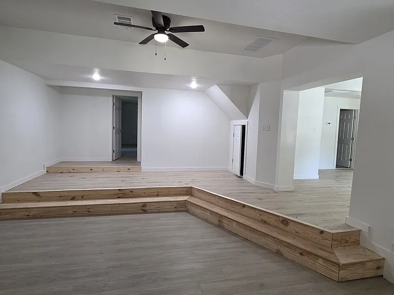 704 W Avenue B — Photo 12