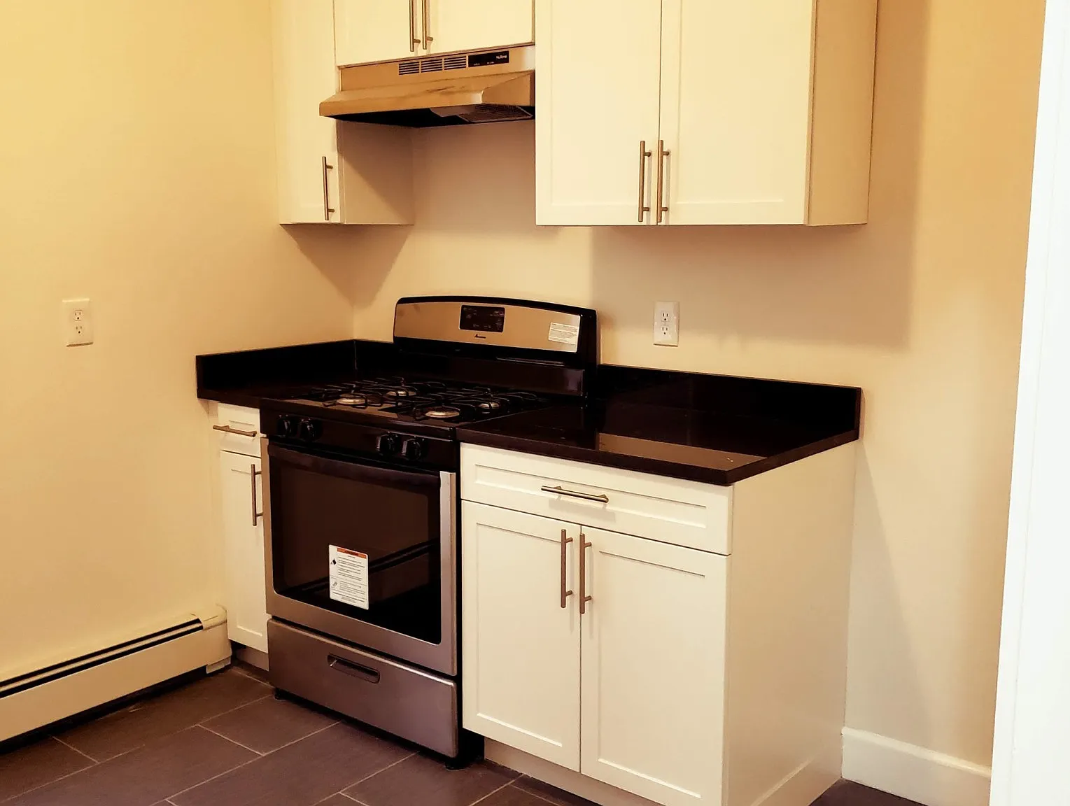 4 bed, 1.0 bath, 1200 sqft, $4,400 — Photo 2