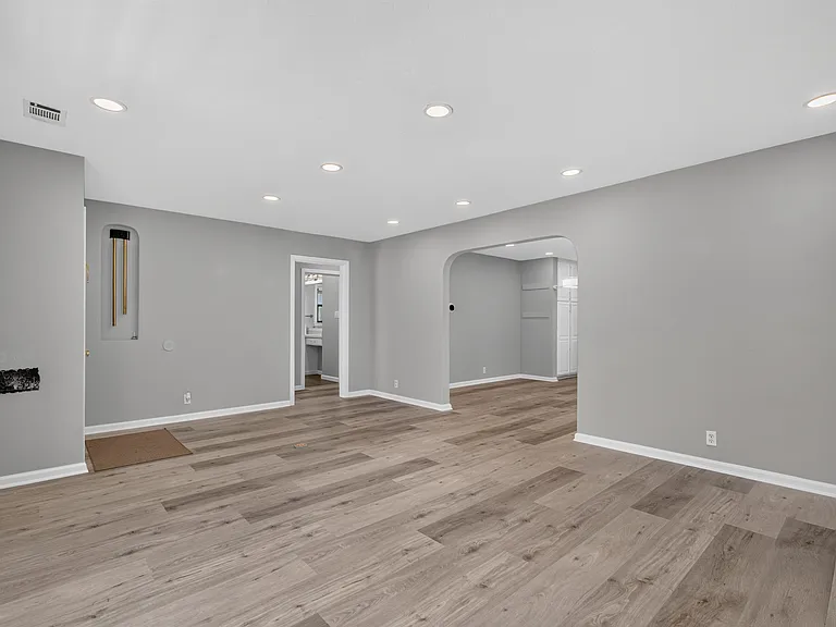 530 Irving Ave — Photo 4