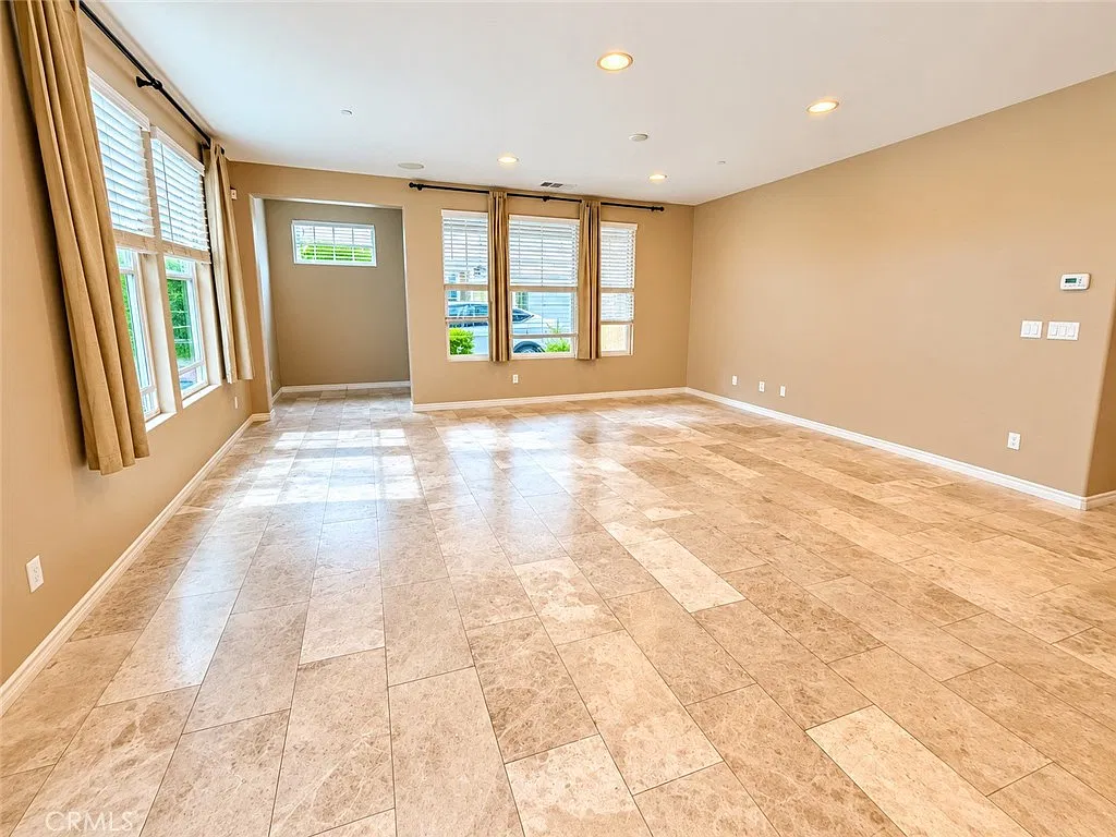 3 bed, 2.5 bath, 1971 sqft, $5,000 — Photo 2