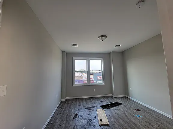 3 bed, 1000 sqft, $2,224 — Photo 3
