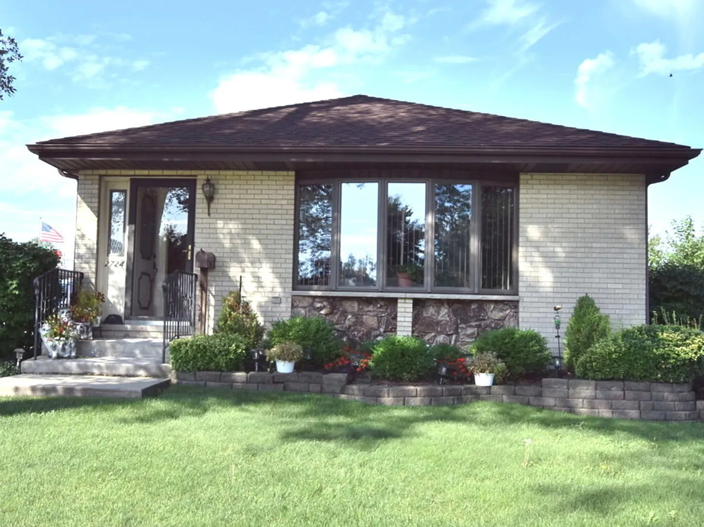 2724 Park St photo 1