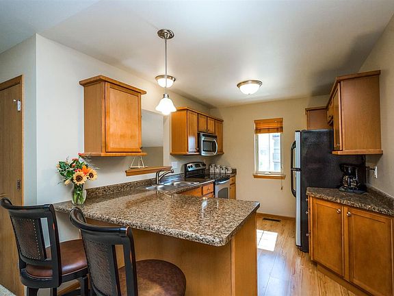 4th image of 1020 Sunny Side Dr