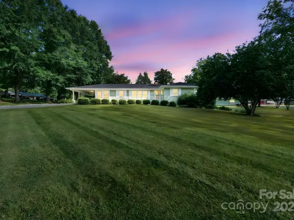 606 Spring St, Walnut Cove, NC 27052