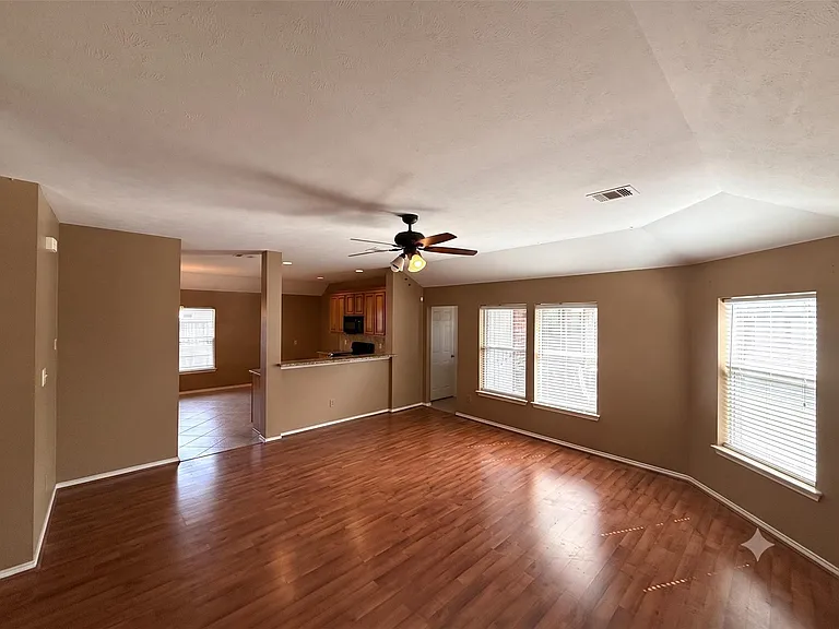 3906 Eastland Lake Dr — Photo 8
