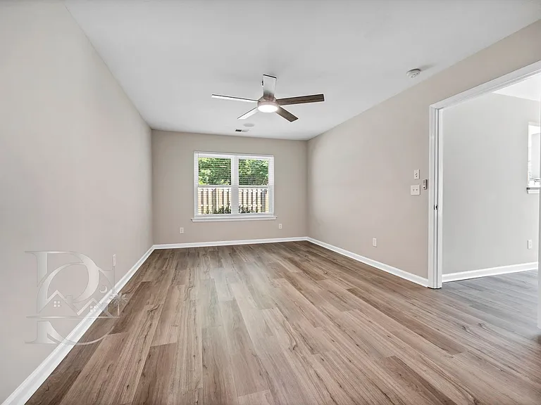 1039 Glencroft Dr — Photo 15