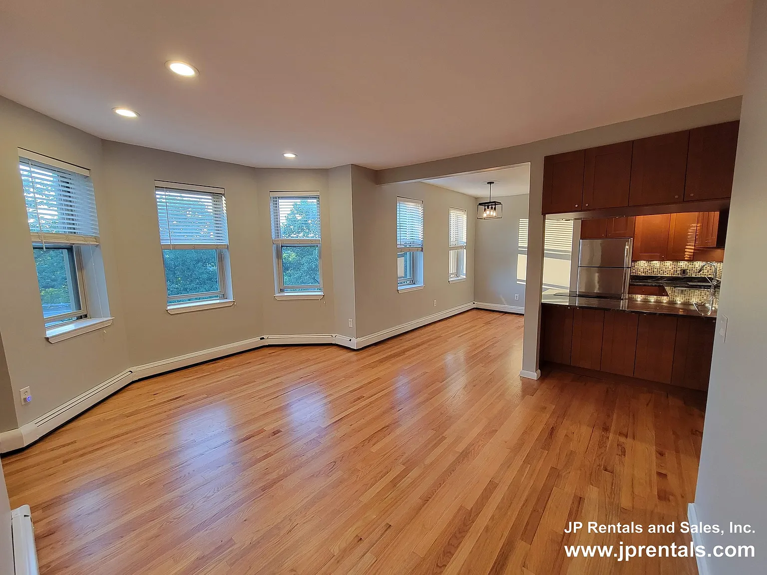2 bed, 1.0 bath, 790 sqft, $3,600 — Photo 4