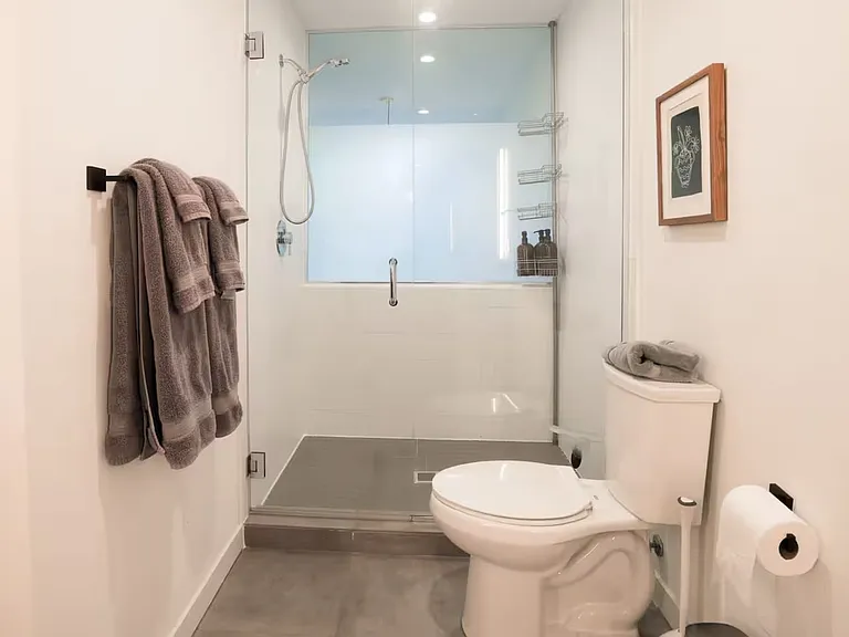 835 S Cloverdale St #B — Photo 10