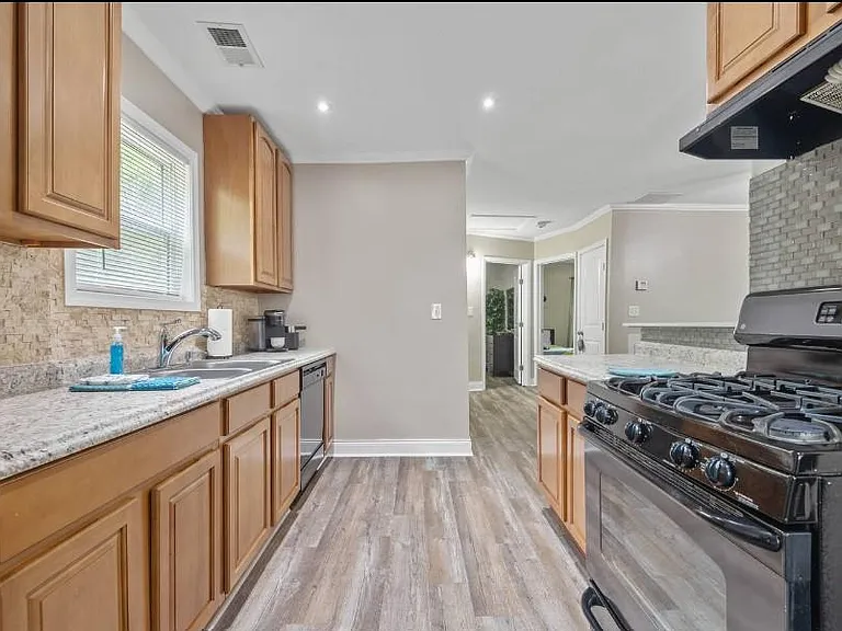 825 Erin Ave SW — Photo 2