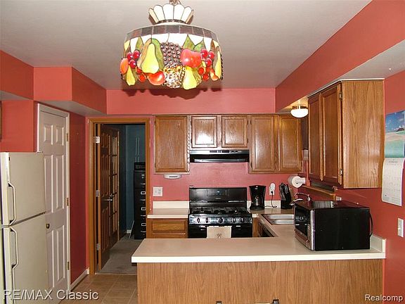 3rd image of 410 Bedford Dr