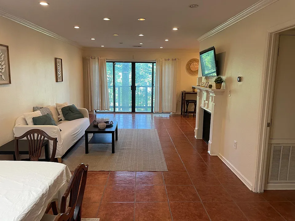 Pine Heights Dr NE