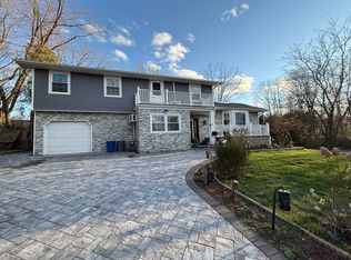 2 Gloucester Dr, Wheatley Heights, NY 11798
