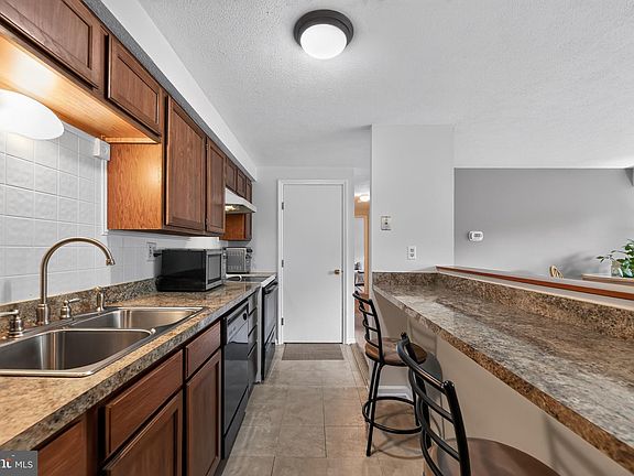 3rd image of 42 Cranberry Ct