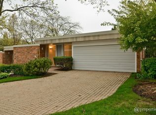 5 Wellington Rd, Northbrook, IL 60062