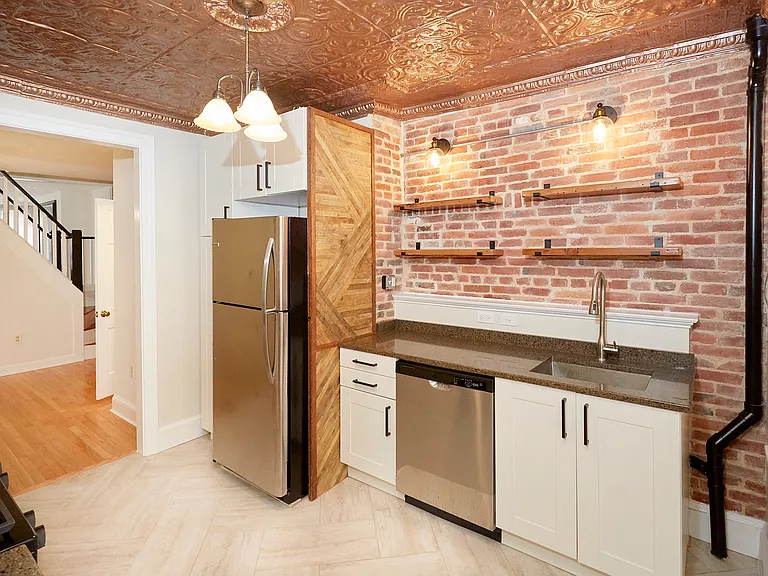 1141 W Hamburg St — Photo 2
