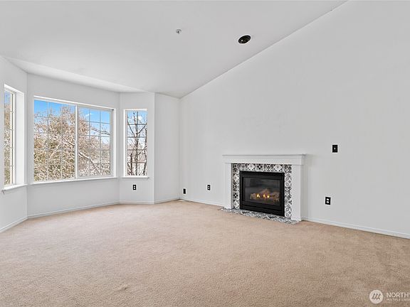 3rd image of 2371 Veedol Drive E