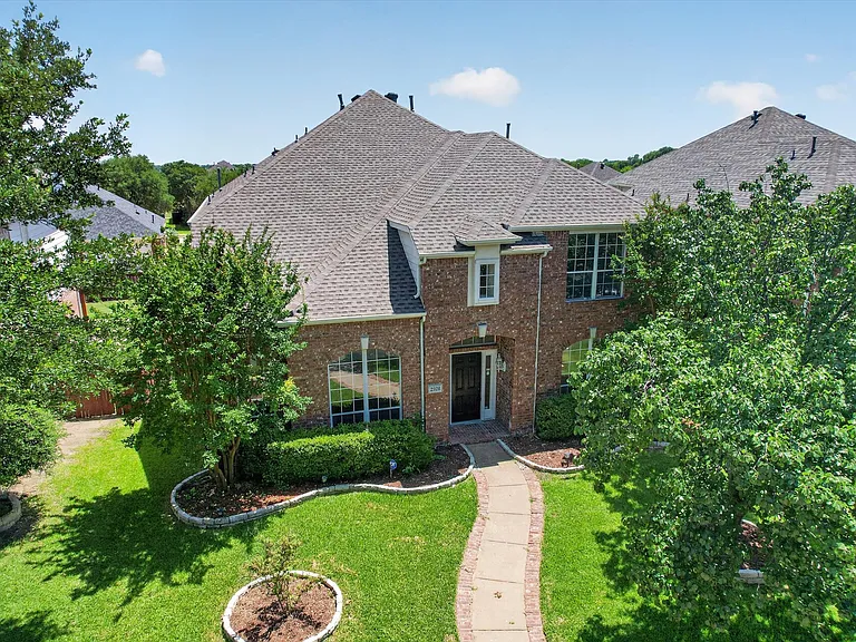 2328 Hunters Run Dr — Photo 2