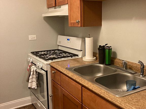 4th image of 2827 N Cambridge Ave #202