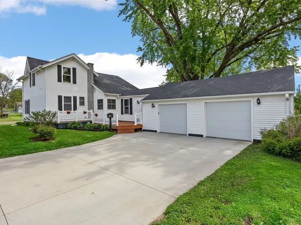421 W 5th St, Monticello, IA 52310