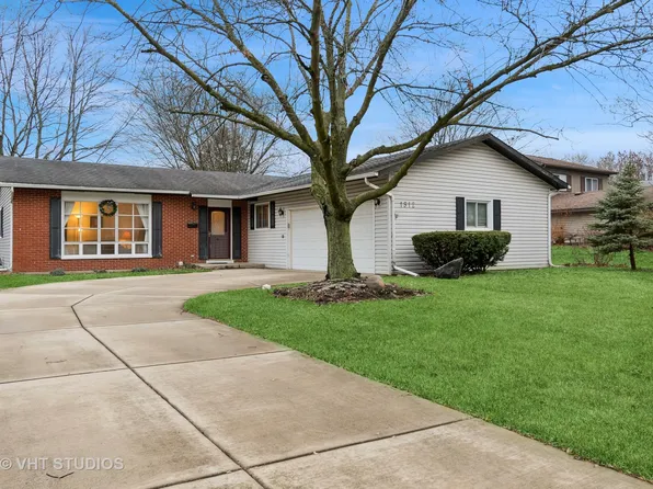 1912 Cambridge Ln E, Wheaton, IL 60189