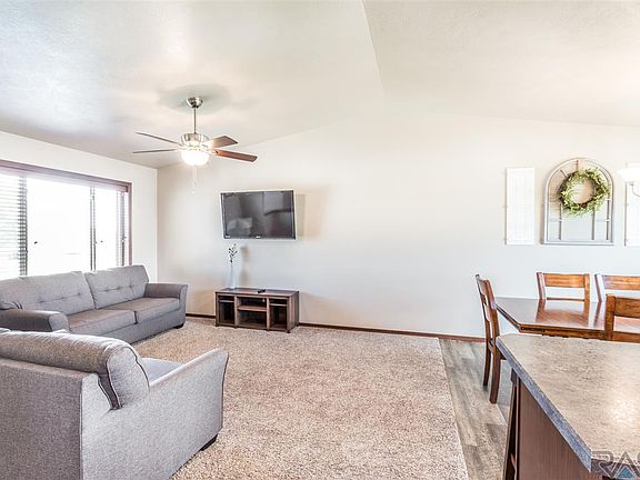 5th image of 1004 Ash Grove St