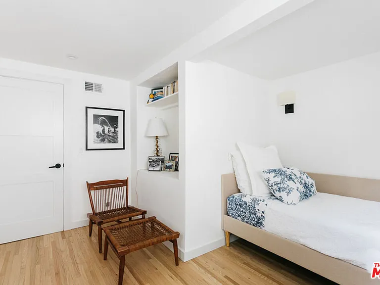 8831 Lookout Mountain Ave — Photo 15