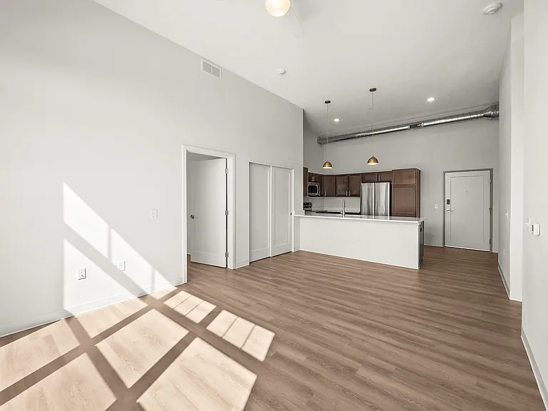 1107 44th St #206 — Photo 15
