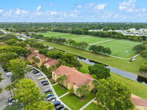 997 Coral Club Dr #997, Coral Springs, FL 33071