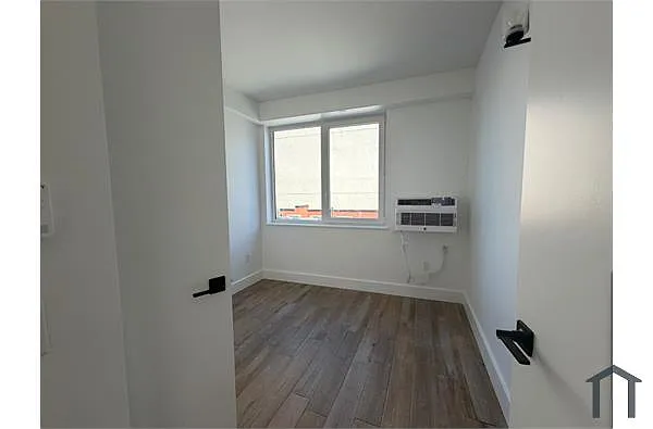 Building Photo - 354 E 194th St #3C