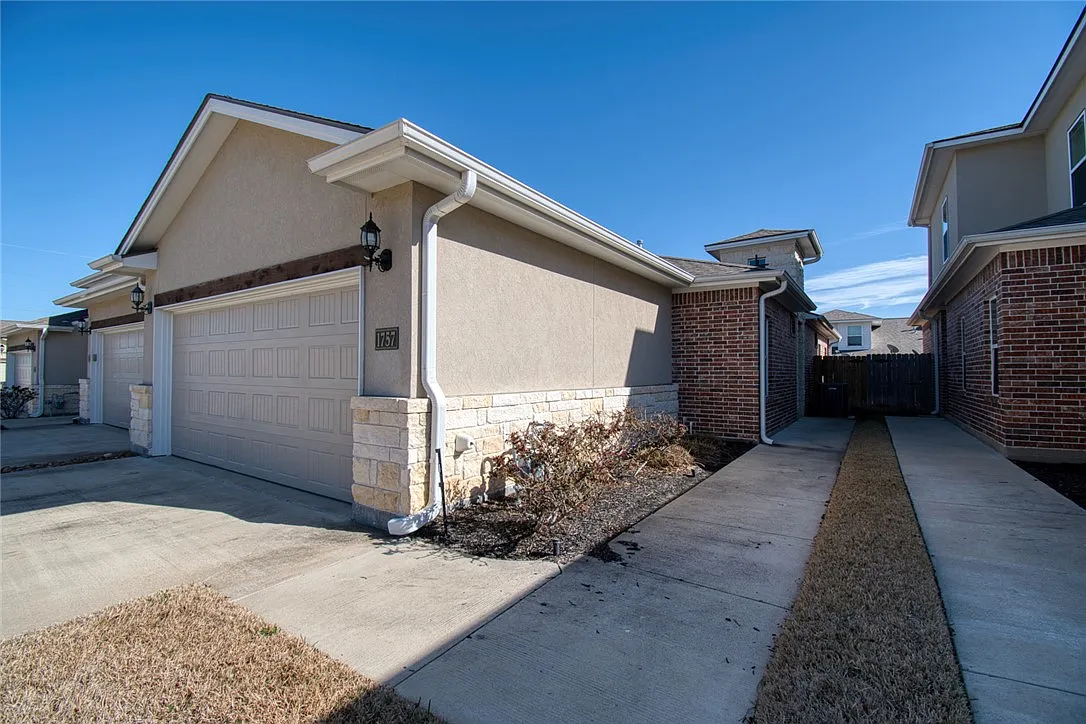 2 bed, 1299 sqft, $1,800 — Photo 1