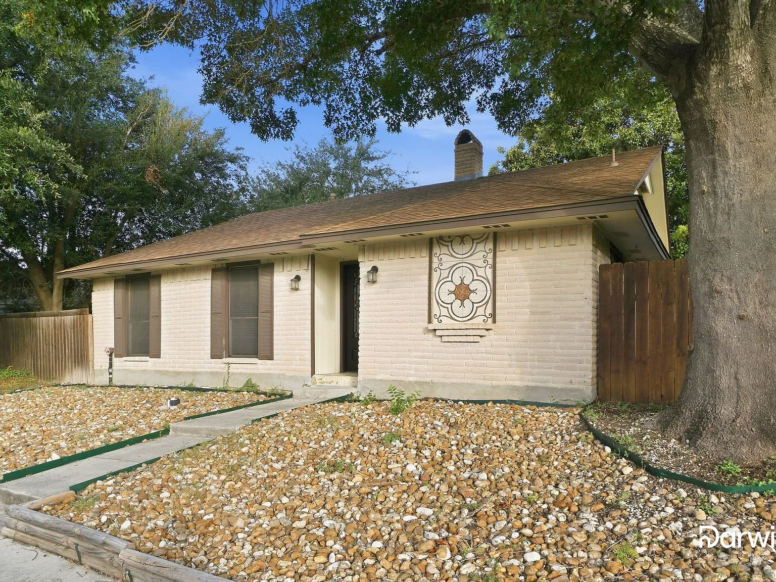 3 bed, 2.0 bath, 1335 sqft, $1,560 — Photo 2