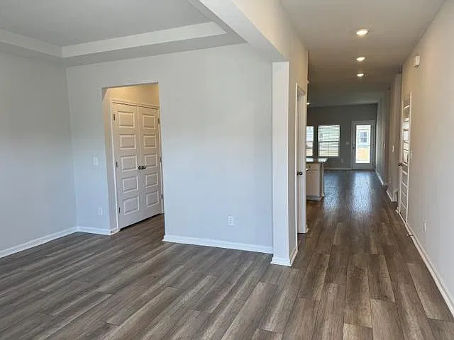 5 bed, 3.5 bath, 2749 sqft, $2,650 — Photo 2